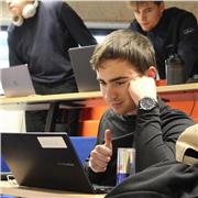 Étudiant en école de commerce accompagne des collégiens durant leurs devoirs